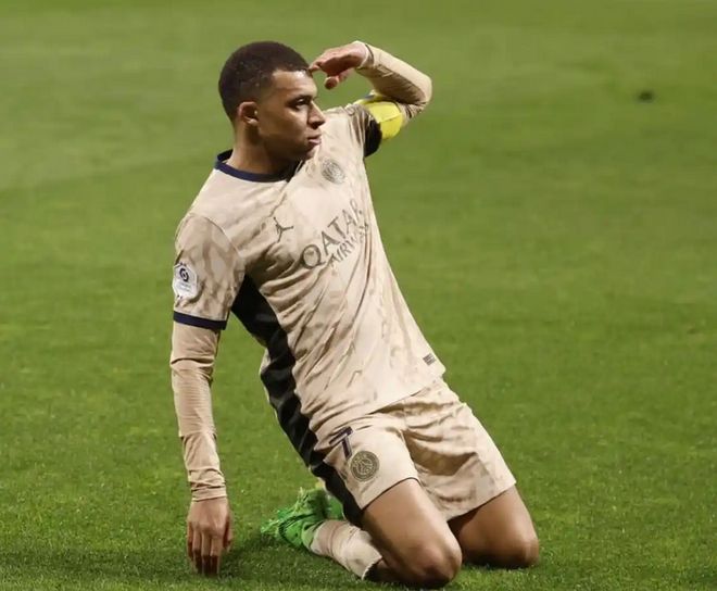 爱游戏-拜仁前途光明！，姆巴佩新星出色发挥表现突出全场沸腾不已(和姆巴佩齐名的新星)