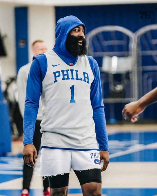 爱游戏体育-表现优异首场状态出色，IG观众沸腾！，哈登重返赛场引发球迷热议