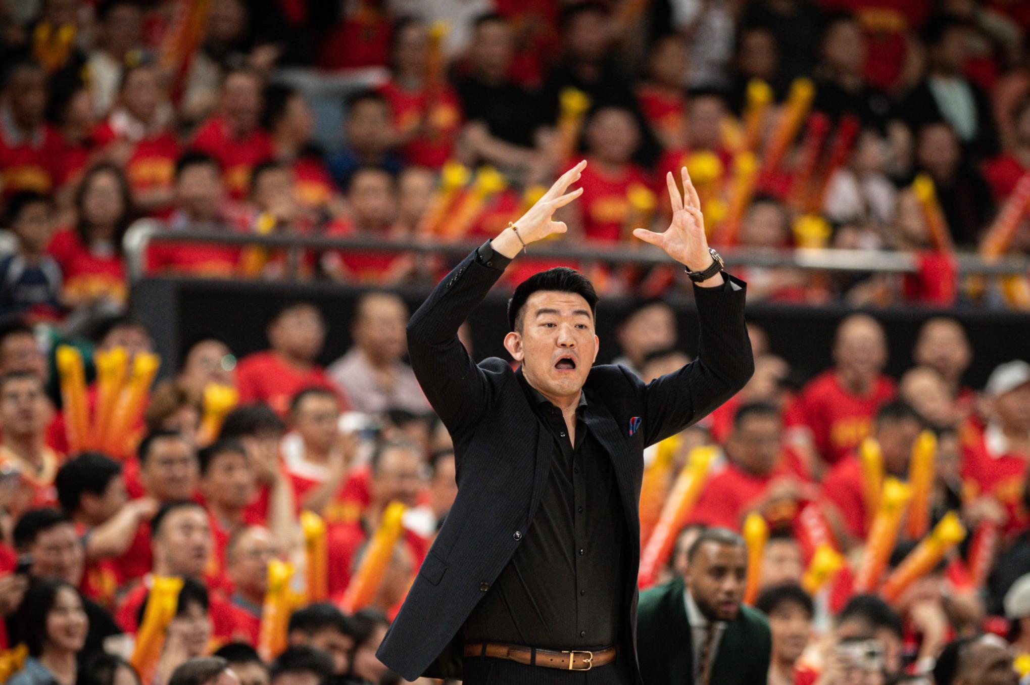 意大利杯赛前再迎强敌，广州队回应争议，主帅态度——更衣室稳定，临场指挥获称赞的简单介绍